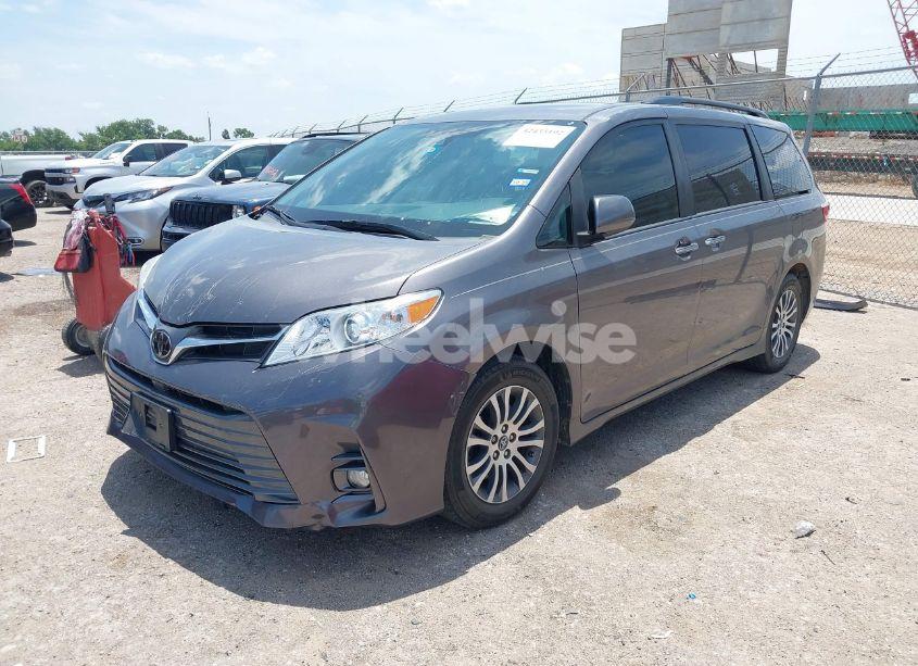 Photo 2 of 2019 Toyota Sienna XLE/XLE PREMIUM/LIMITED/LIMITED PREMIUM (VIN 5TDYZ3DC7KS975576)