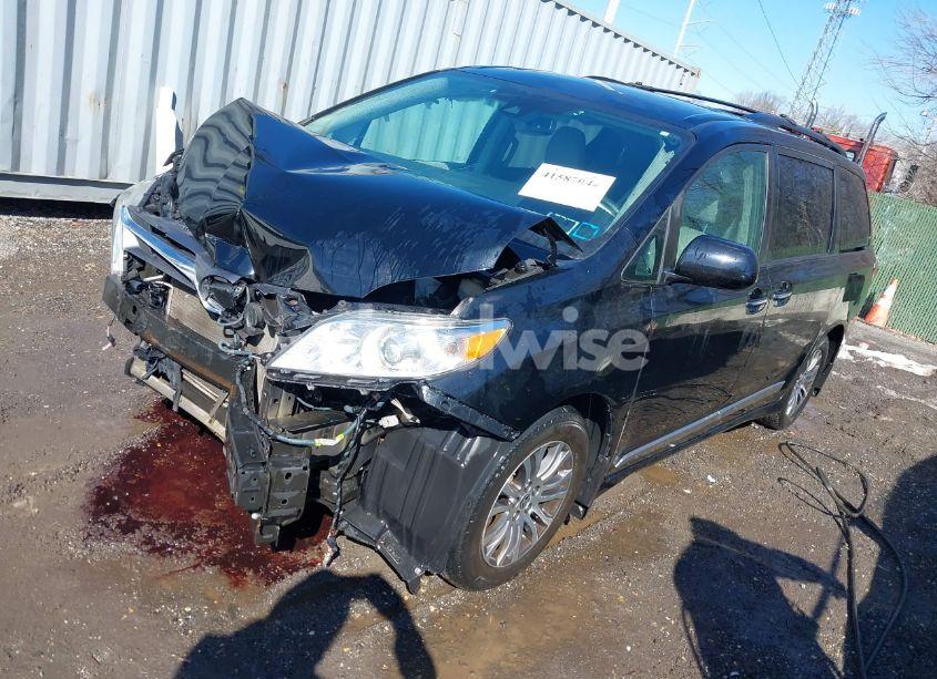 Photo 2 of 2020 Toyota Sienna XLE (VIN 5TDYZ3DC7LS060728)