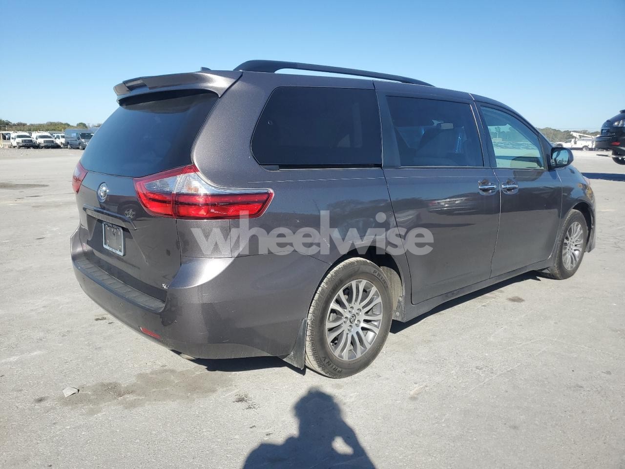 Photo 3 of 2020 TOYOTA SIENNA XLE (VIN 5TDYZ3DC7LS073365)