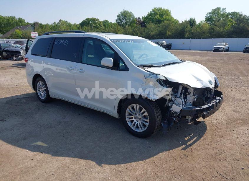 2017 Toyota Sienna XLE PREMIUM 8 PASSENGER (VIN 5TDYZ3DC8HS787173) main photo