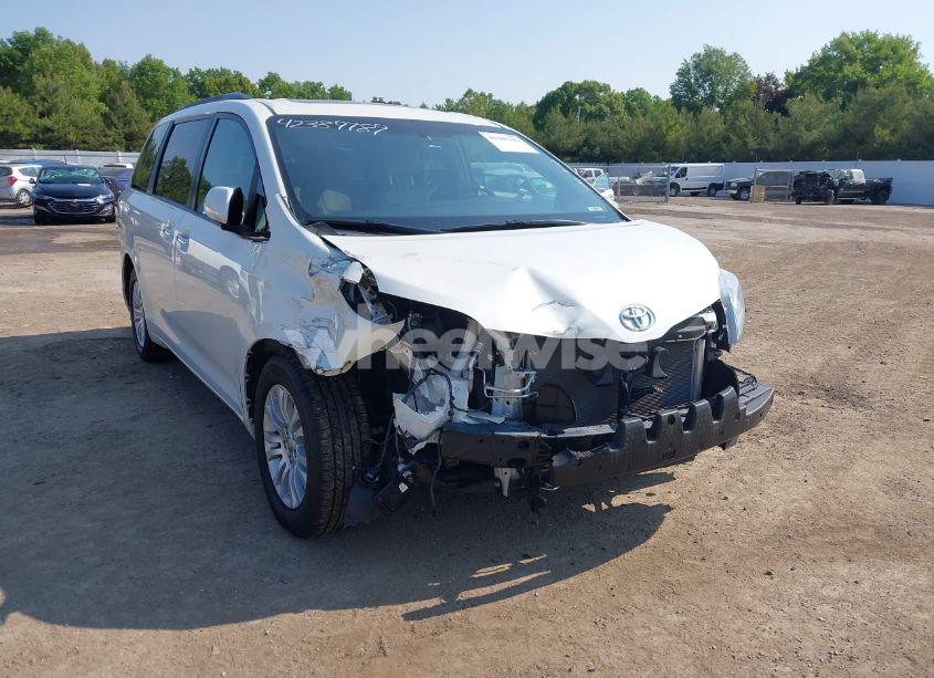 Photo 6 of 2017 Toyota Sienna XLE PREMIUM 8 PASSENGER (VIN 5TDYZ3DC8HS787173)