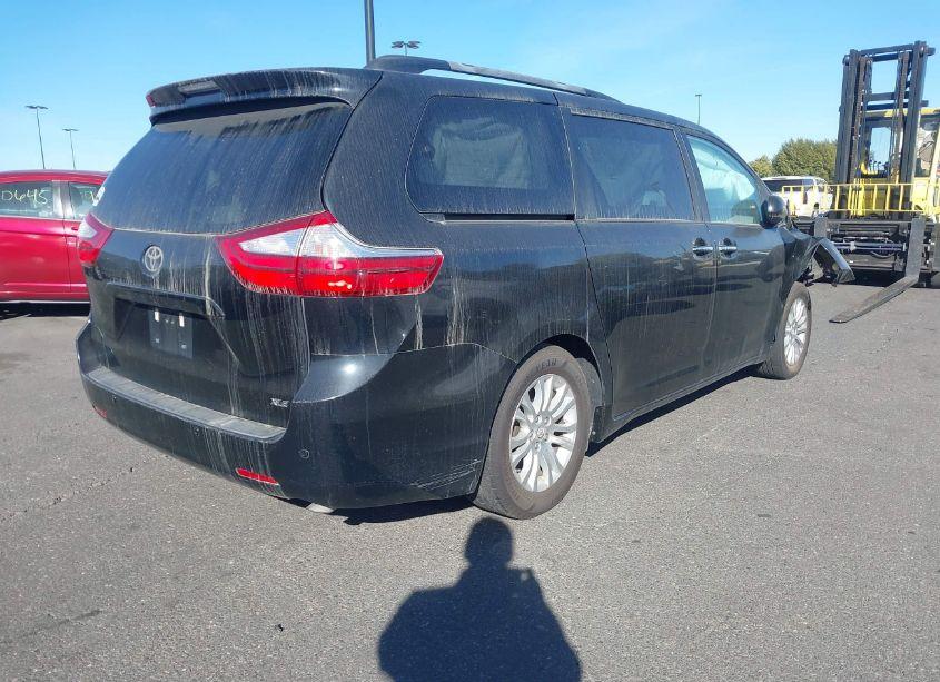 Photo 4 of 2017 Toyota Sienna XLE 8 PASSENGER (VIN 5TDYZ3DC8HS844892)