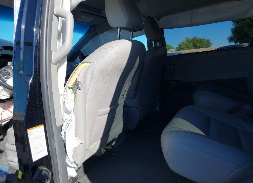 Photo 8 of 2017 Toyota Sienna XLE 8 PASSENGER (VIN 5TDYZ3DC8HS844892)
