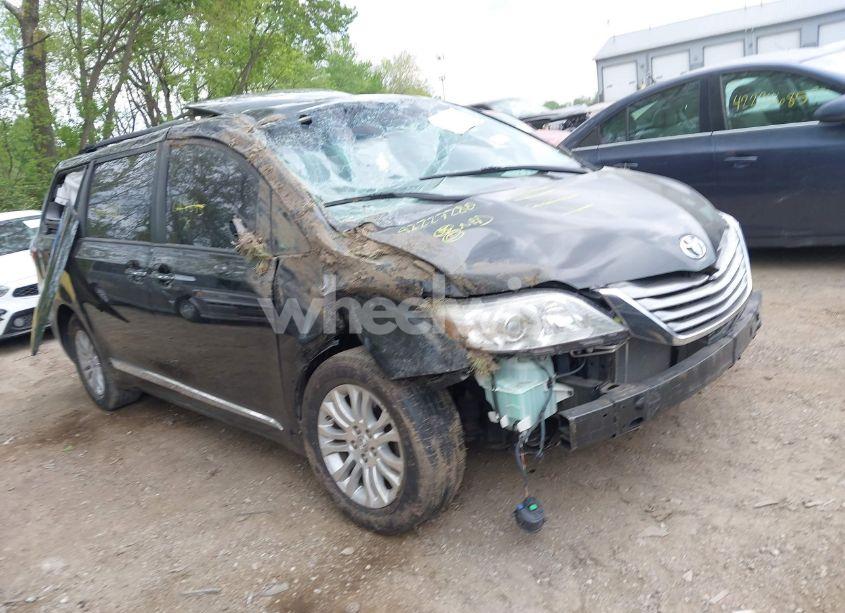 2017 Toyota Sienna XLE 8 PASSENGER (VIN 5TDYZ3DC8HS849395) main photo