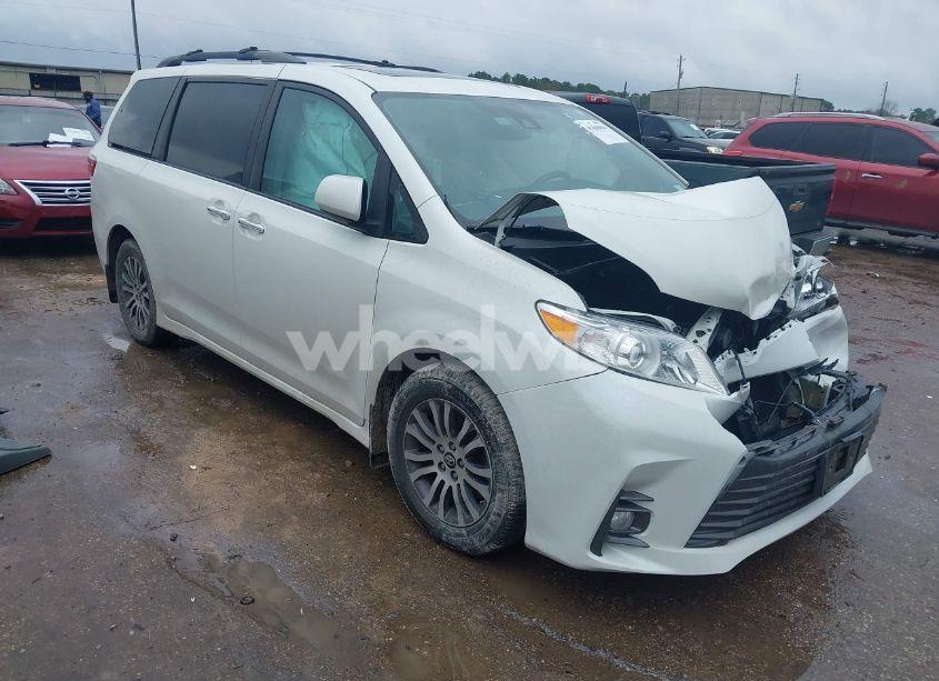2018 Toyota Sienna XLE 8 PASSENGER (VIN 5TDYZ3DC8JS906460) main photo