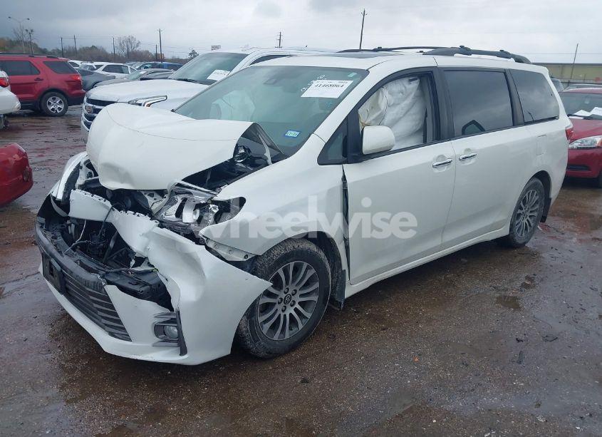 Photo 2 of 2018 Toyota Sienna XLE 8 PASSENGER (VIN 5TDYZ3DC8JS906460)