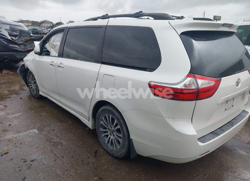 Photo 3 of 2018 Toyota Sienna XLE 8 PASSENGER (VIN 5TDYZ3DC8JS906460)