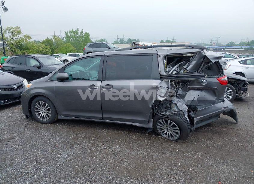 Photo 14 of 2018 Toyota Sienna XLE 8 PASSENGER (VIN 5TDYZ3DC8JS916681)