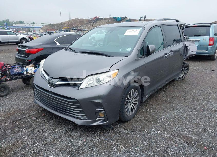 Photo 2 of 2018 Toyota Sienna XLE 8 PASSENGER (VIN 5TDYZ3DC8JS916681)