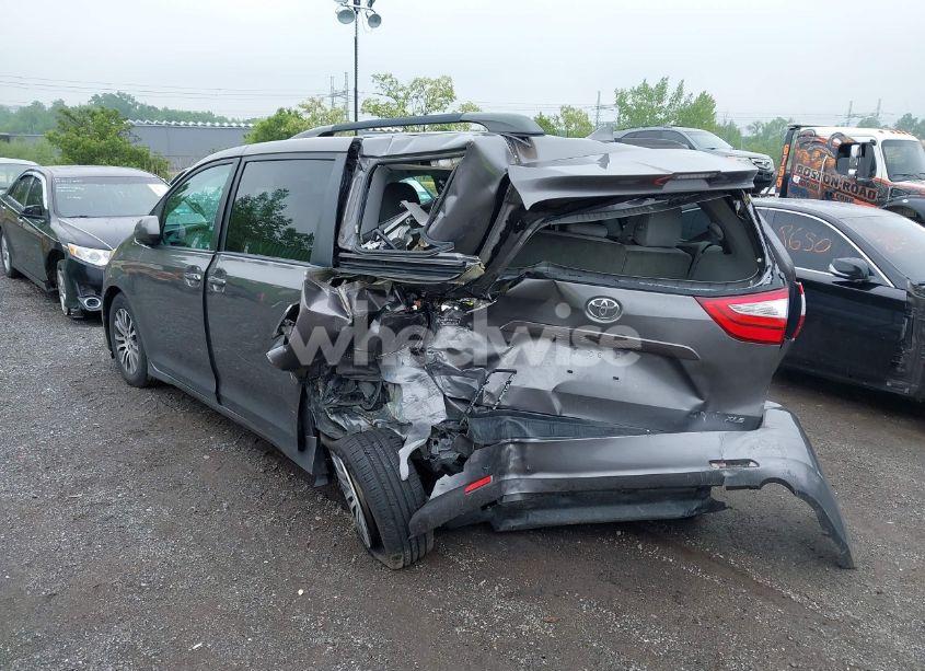 Photo 3 of 2018 Toyota Sienna XLE 8 PASSENGER (VIN 5TDYZ3DC8JS916681)