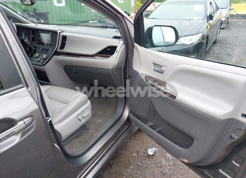 Photo 5 of 2018 Toyota Sienna XLE 8 PASSENGER (VIN 5TDYZ3DC8JS916681)