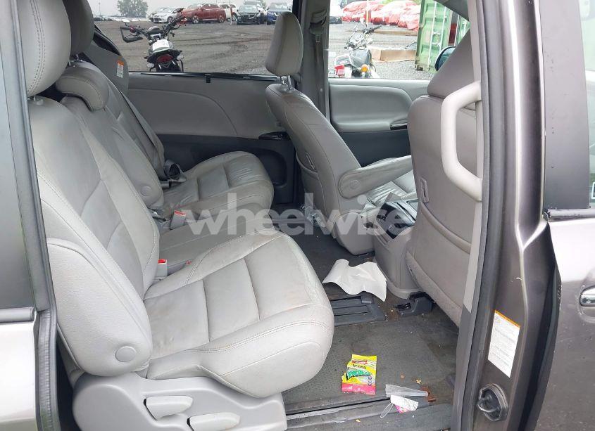 Photo 8 of 2018 Toyota Sienna XLE 8 PASSENGER (VIN 5TDYZ3DC8JS916681)