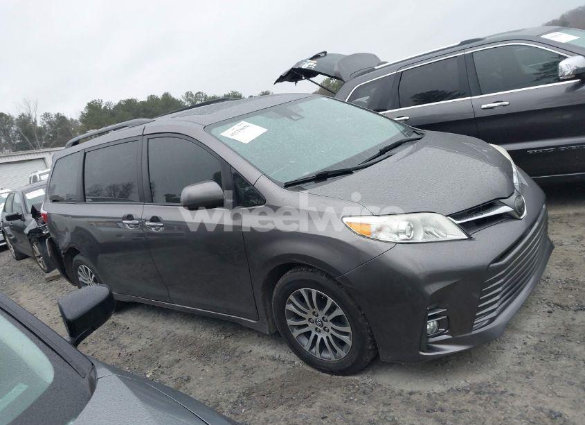 Photo 13 of 2019 Toyota Sienna XLE 8 PASSENGER (VIN 5TDYZ3DC8KS982777)