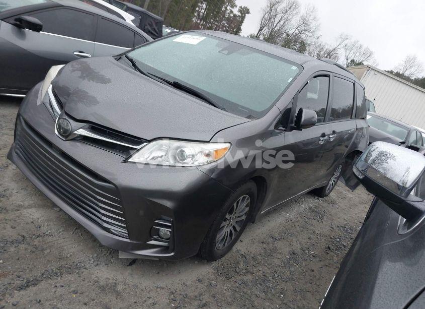 Photo 2 of 2019 Toyota Sienna XLE 8 PASSENGER (VIN 5TDYZ3DC8KS982777)