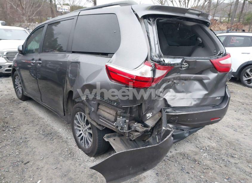 Photo 3 of 2019 Toyota Sienna XLE 8 PASSENGER (VIN 5TDYZ3DC8KS982777)