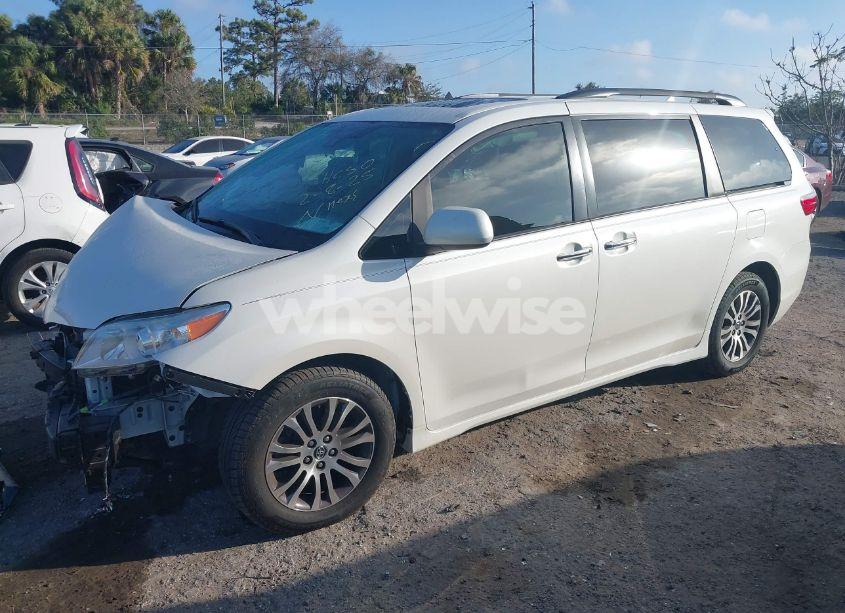 Photo 2 of 2020 Toyota Sienna XLE (VIN 5TDYZ3DC8LS026250)