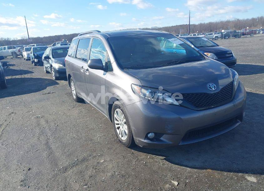 2017 Toyota Sienna XLE/LIMITED (VIN 5TDYZ3DC9HS805907) main photo