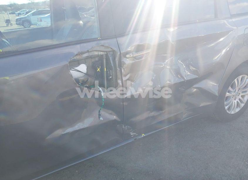 Photo 18 of 2017 Toyota Sienna XLE/LIMITED (VIN 5TDYZ3DC9HS805907)