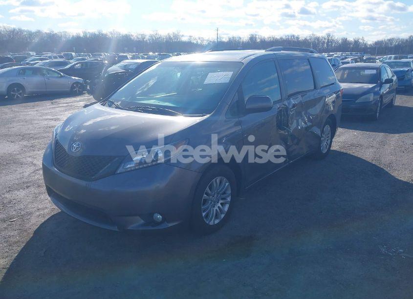 Photo 2 of 2017 Toyota Sienna XLE/LIMITED (VIN 5TDYZ3DC9HS805907)