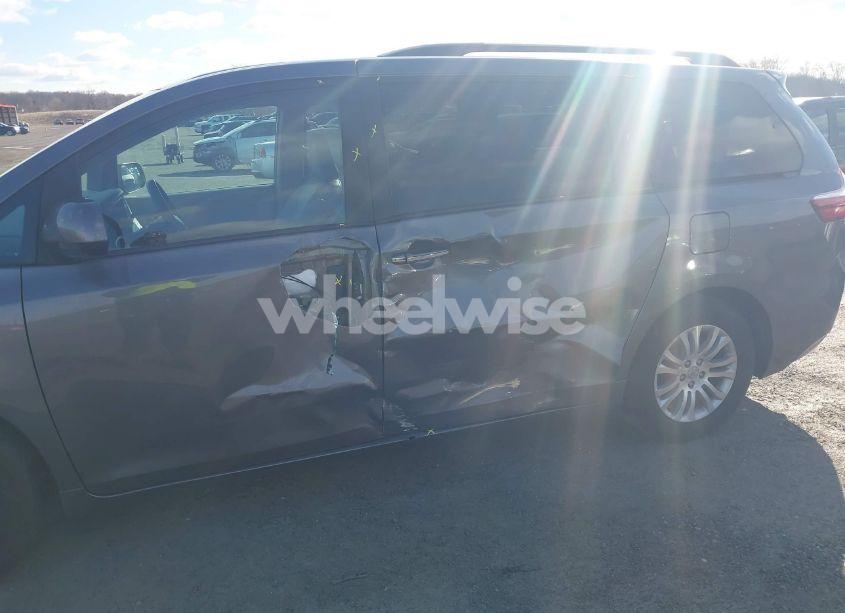 Photo 6 of 2017 Toyota Sienna XLE/LIMITED (VIN 5TDYZ3DC9HS805907)