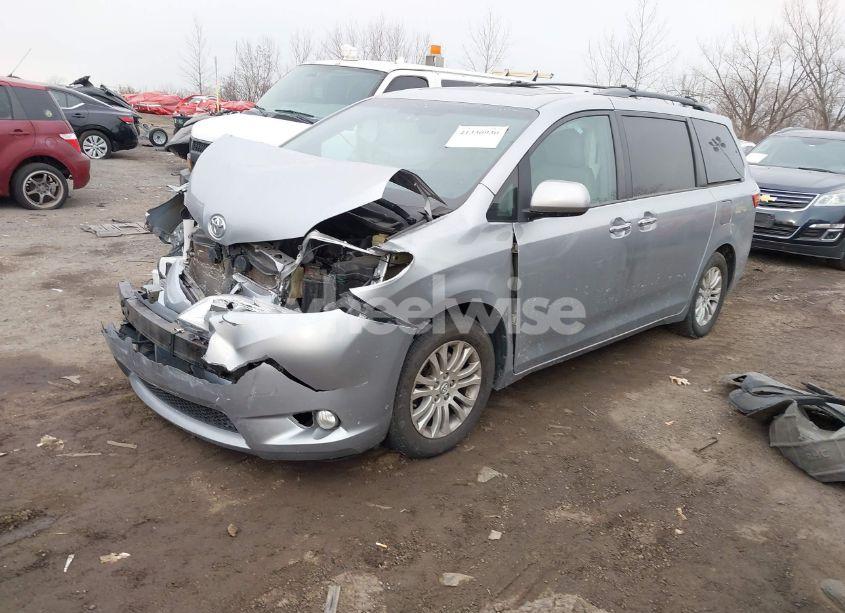 Photo 2 of 2017 Toyota Sienna XLE/LIMITED (VIN 5TDYZ3DC9HS870630)