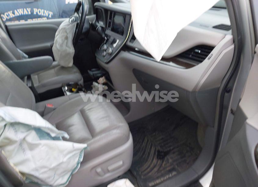 Photo 5 of 2017 Toyota Sienna XLE/LIMITED (VIN 5TDYZ3DC9HS870630)