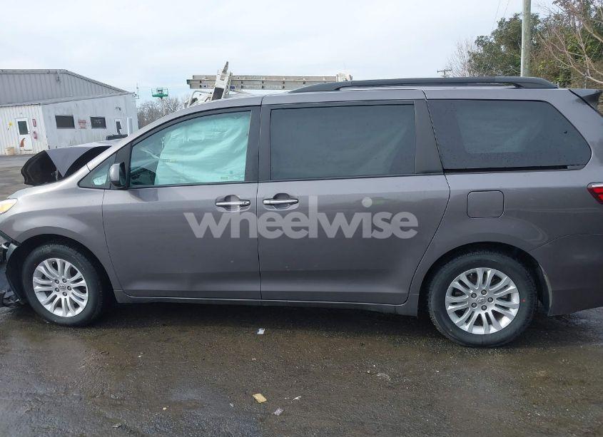 Photo 14 of 2017 Toyota Sienna XLE/LIMITED (VIN 5TDYZ3DC9HS875536)