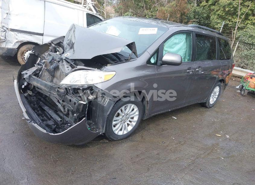 Photo 2 of 2017 Toyota Sienna XLE/LIMITED (VIN 5TDYZ3DC9HS875536)