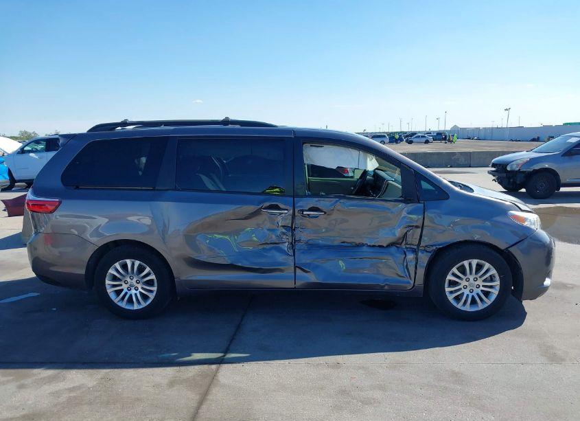 Photo 14 of 2017 Toyota Sienna XLE/LIMITED (VIN 5TDYZ3DC9HS886455)