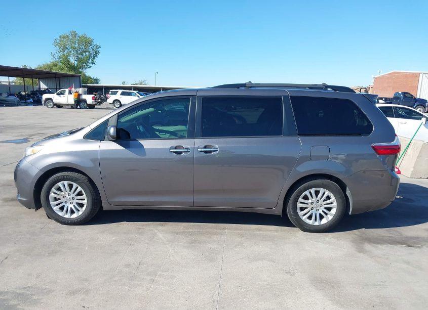 Photo 15 of 2017 Toyota Sienna XLE/LIMITED (VIN 5TDYZ3DC9HS886455)