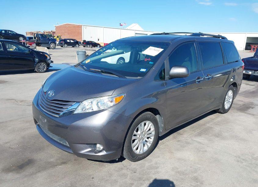 Photo 2 of 2017 Toyota Sienna XLE/LIMITED (VIN 5TDYZ3DC9HS886455)