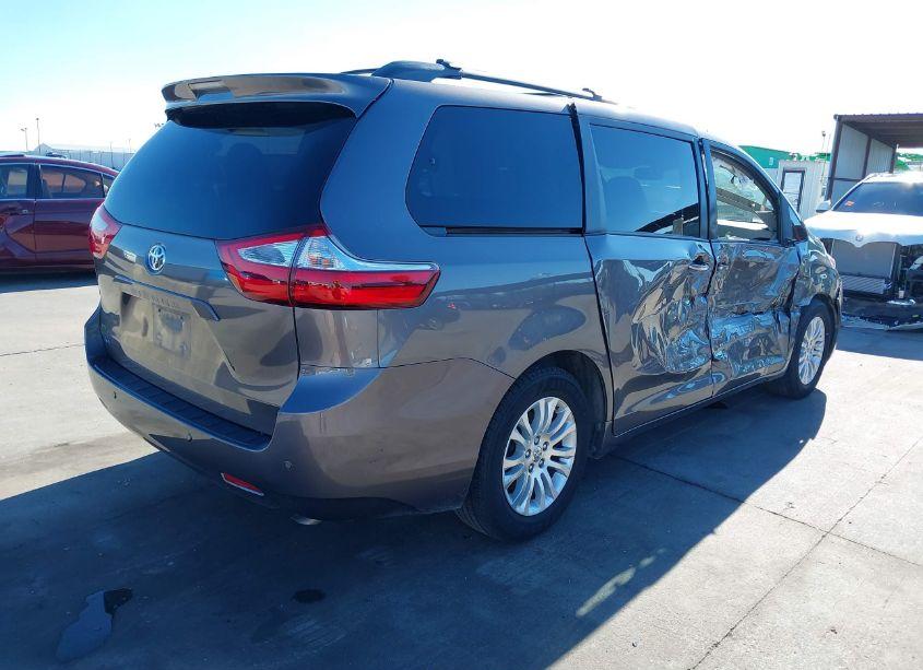 Photo 4 of 2017 Toyota Sienna XLE/LIMITED (VIN 5TDYZ3DC9HS886455)