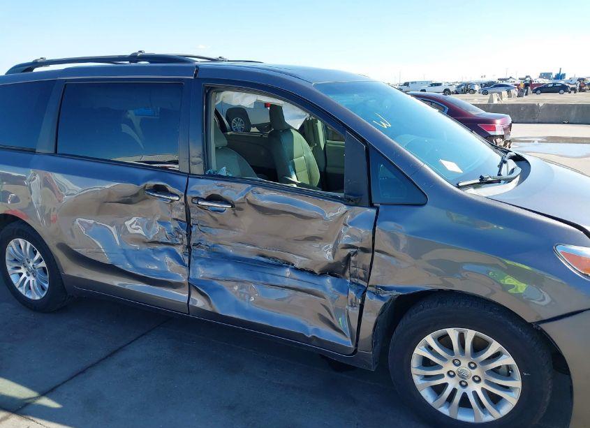 Photo 6 of 2017 Toyota Sienna XLE/LIMITED (VIN 5TDYZ3DC9HS886455)