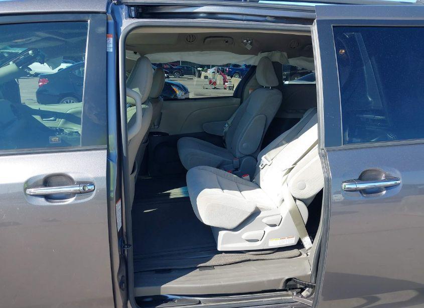 Photo 8 of 2017 Toyota Sienna XLE/LIMITED (VIN 5TDYZ3DC9HS886455)