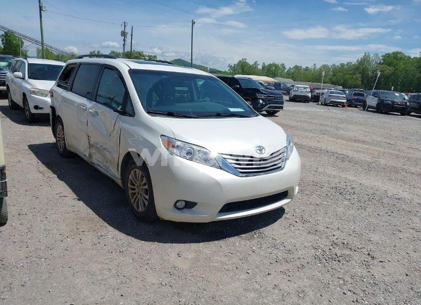 2017 Toyota Sienna XLE PREMIUM 8 PASSENGER (VIN 5TDYZ3DC9HS889730) main photo