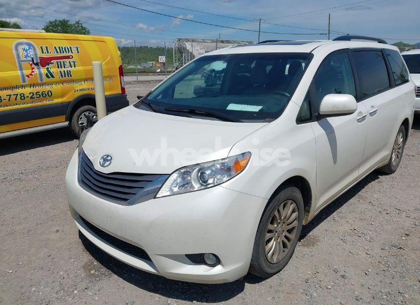 Photo 2 of 2017 Toyota Sienna XLE PREMIUM 8 PASSENGER (VIN 5TDYZ3DC9HS889730)