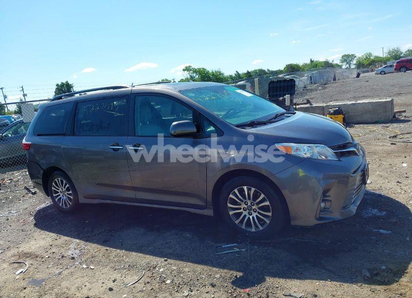 Photo 13 of 2018 Toyota Sienna XLE PREMIUM 8 PASSENGER (VIN 5TDYZ3DC9JS921680)