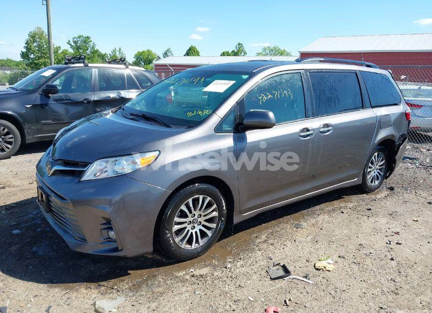 Photo 2 of 2018 Toyota Sienna XLE PREMIUM 8 PASSENGER (VIN 5TDYZ3DC9JS921680)