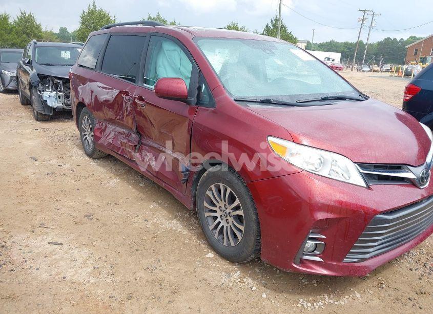 2018 Toyota Sienna XLE 8 PASSENGER (VIN 5TDYZ3DC9JS928080) main photo