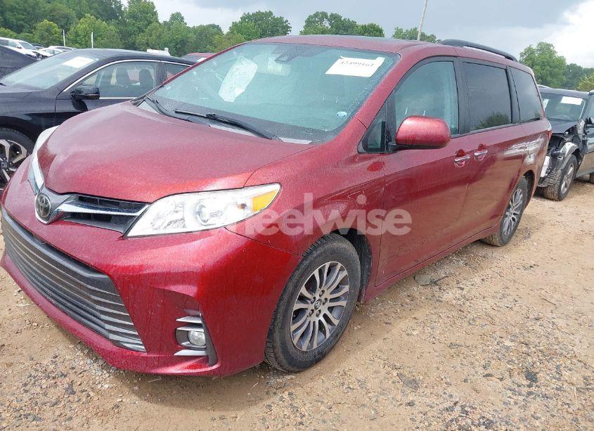 Photo 2 of 2018 Toyota Sienna XLE 8 PASSENGER (VIN 5TDYZ3DC9JS928080)