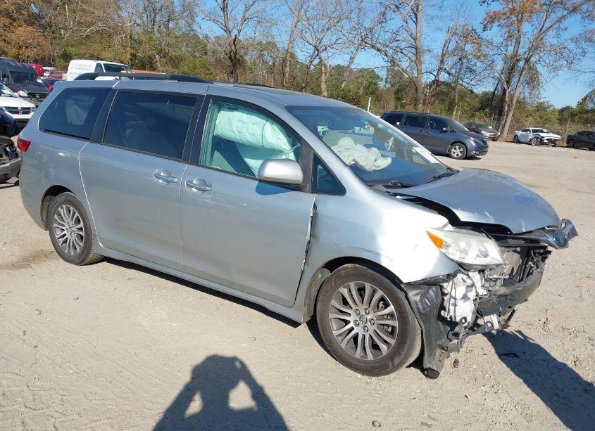 2019 Toyota Sienna XLE 8 PASSENGER (VIN 5TDYZ3DC9KS016986) main photo