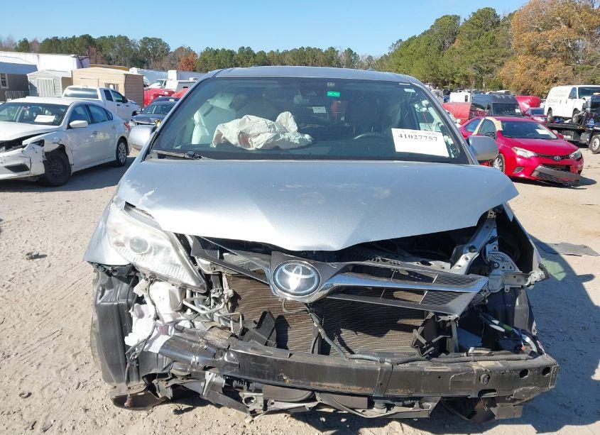 Photo 13 of 2019 Toyota Sienna XLE 8 PASSENGER (VIN 5TDYZ3DC9KS016986)