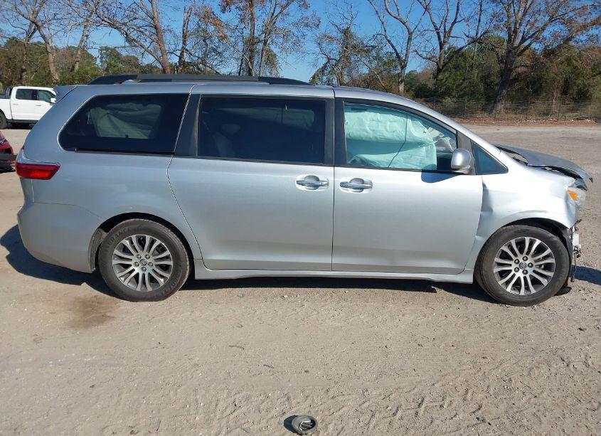 Photo 14 of 2019 Toyota Sienna XLE 8 PASSENGER (VIN 5TDYZ3DC9KS016986)