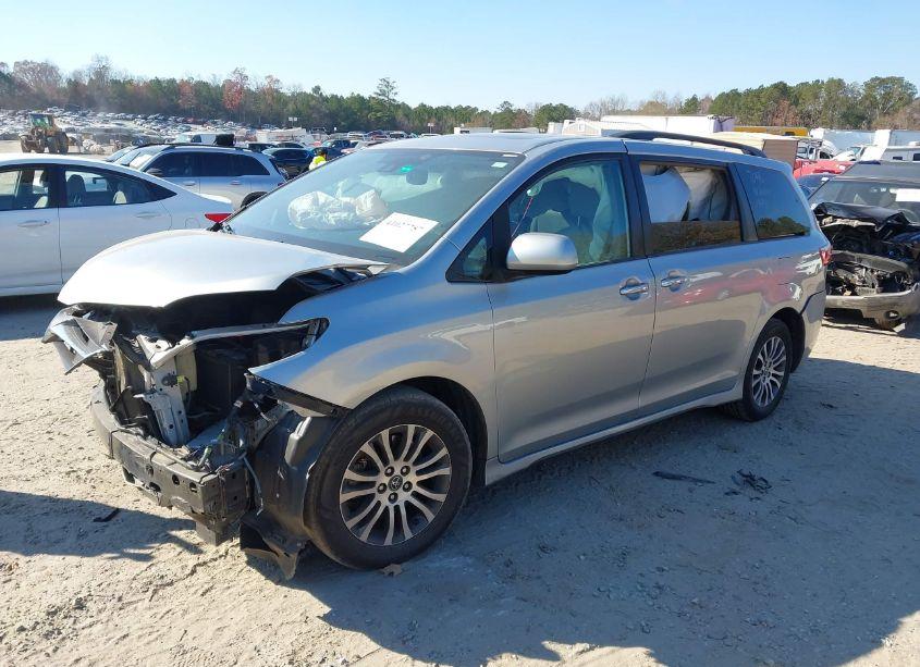 Photo 2 of 2019 Toyota Sienna XLE 8 PASSENGER (VIN 5TDYZ3DC9KS016986)