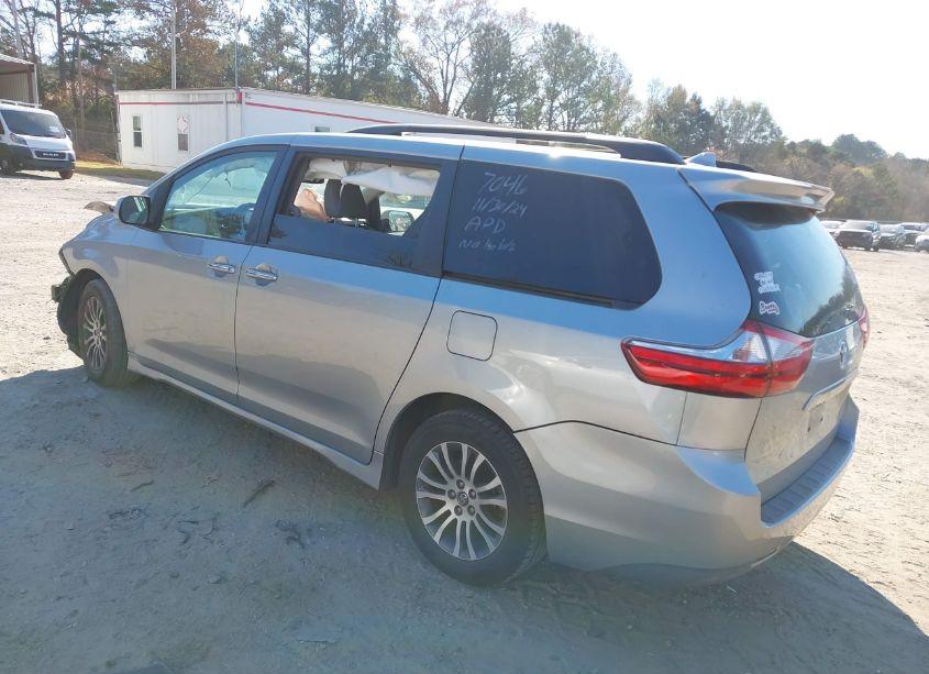 Photo 3 of 2019 Toyota Sienna XLE 8 PASSENGER (VIN 5TDYZ3DC9KS016986)