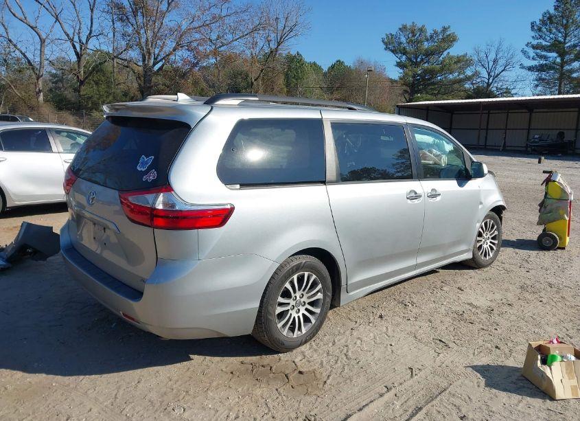 Photo 4 of 2019 Toyota Sienna XLE 8 PASSENGER (VIN 5TDYZ3DC9KS016986)