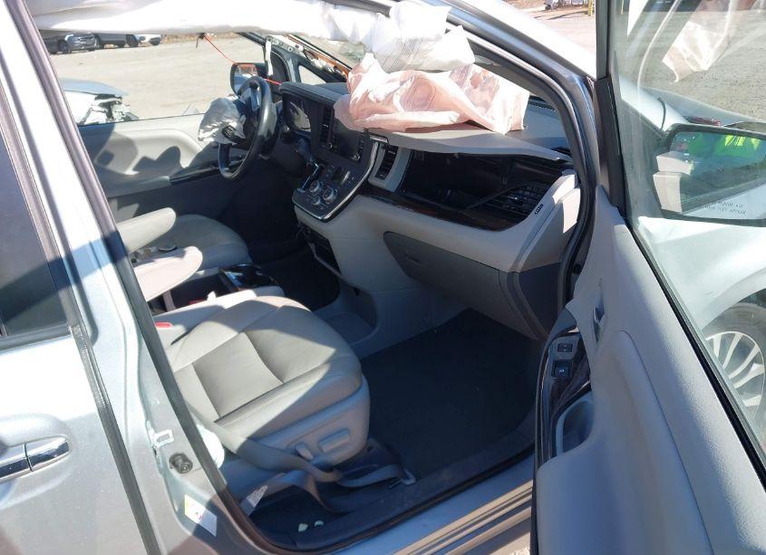 Photo 5 of 2019 Toyota Sienna XLE 8 PASSENGER (VIN 5TDYZ3DC9KS016986)