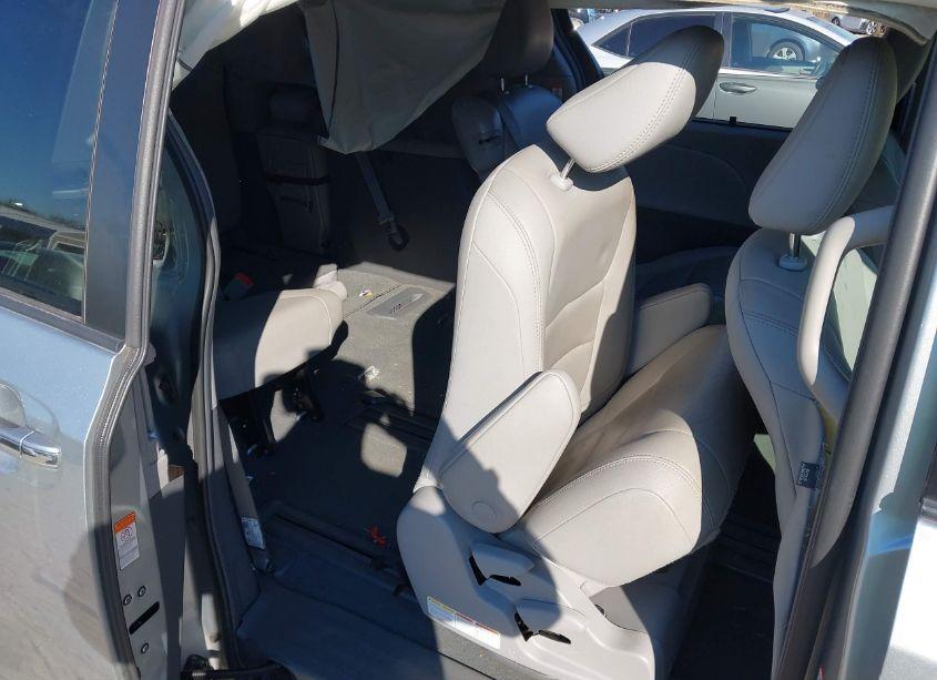 Photo 8 of 2019 Toyota Sienna XLE 8 PASSENGER (VIN 5TDYZ3DC9KS016986)