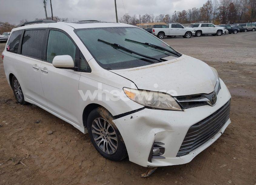 2019 Toyota Sienna XLE 8 PASSENGER (VIN 5TDYZ3DC9KS972744) main photo