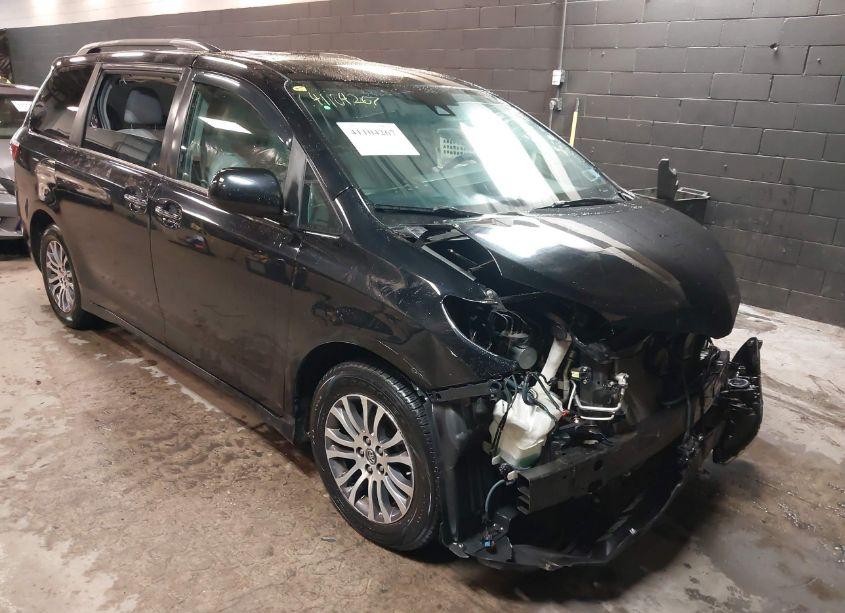 2019 Toyota Sienna XLE 8 PASSENGER (VIN 5TDYZ3DC9KS980228) main photo